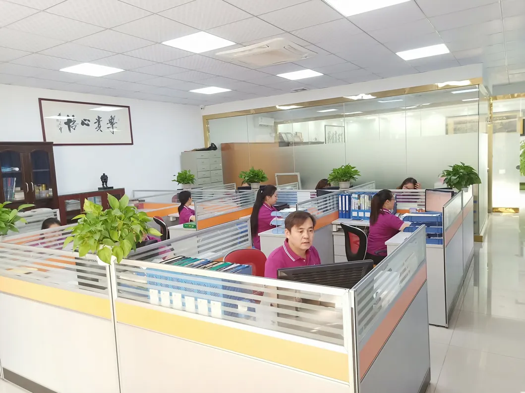 Classic Emerald Diamond Jewelry Engagement Ring in Red