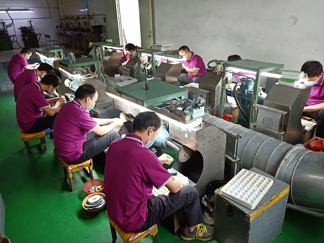 Classic Emerald Diamond Jewelry Engagement Ring in Red