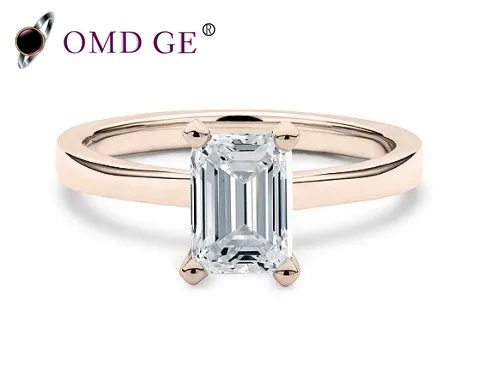 Classic Emerald Diamond Jewelry Engagement Ring in Red