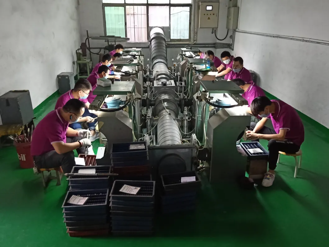 Classic Emerald Diamond Jewelry Engagement Ring in Red