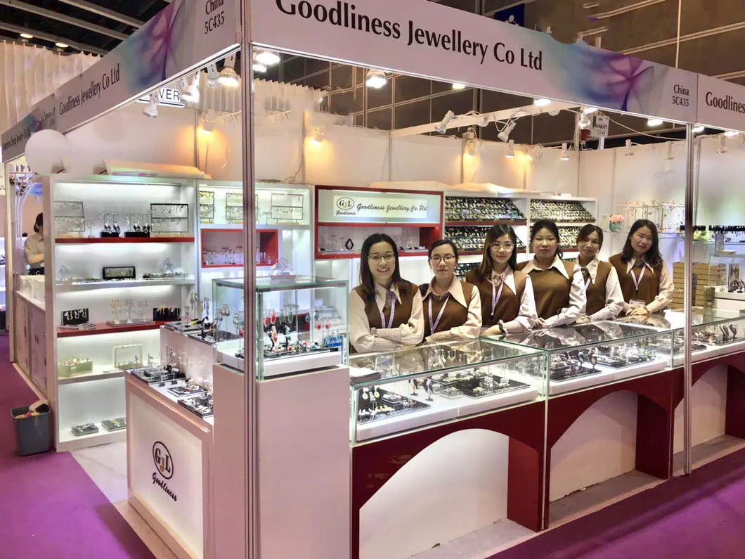 Fashion Love Eyes Lock Pendant Women′s Copper Micro Necklace